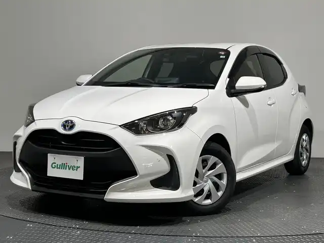 トヨタ ヤリス ハイブリッド X 愛媛県 2022(令4)年 1.9万km スーパーホワイトⅡ ・ナビ（ＢＴ・ａｐｐｌｅ　ｃａｒｐｌａｙ・ａｎｄｒｏｉｄ　ａｕｔｏ）/・バックカメラ　/・１００Ｖ充電　/・衝突軽減ブレーキ　　/・ＥＴＣ　/・前方ドラレコ　/・前後コーナーセンサー　/・オートマチックハイビーム