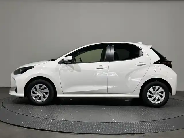 トヨタ ヤリス ハイブリッド X 愛媛県 2022(令4)年 1.9万km スーパーホワイトⅡ ・ナビ（ＢＴ・ａｐｐｌｅ　ｃａｒｐｌａｙ・ａｎｄｒｏｉｄ　ａｕｔｏ）/・バックカメラ　/・１００Ｖ充電　/・衝突軽減ブレーキ　　/・ＥＴＣ　/・前方ドラレコ　/・前後コーナーセンサー　/・オートマチックハイビーム