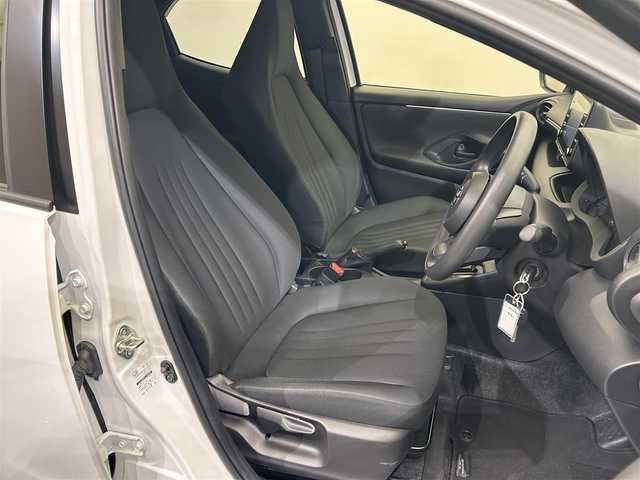 トヨタ ヤリス ハイブリッド X 愛媛県 2022(令4)年 1.9万km スーパーホワイトⅡ ・ナビ（ＢＴ・ａｐｐｌｅ　ｃａｒｐｌａｙ・ａｎｄｒｏｉｄ　ａｕｔｏ）/・バックカメラ　/・１００Ｖ充電　/・衝突軽減ブレーキ　　/・ＥＴＣ　/・前方ドラレコ　/・前後コーナーセンサー　/・オートマチックハイビーム