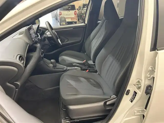 トヨタ ヤリス ハイブリッド X 愛媛県 2022(令4)年 1.9万km スーパーホワイトⅡ ・ナビ（ＢＴ・ａｐｐｌｅ　ｃａｒｐｌａｙ・ａｎｄｒｏｉｄ　ａｕｔｏ）/・バックカメラ　/・１００Ｖ充電　/・衝突軽減ブレーキ　　/・ＥＴＣ　/・前方ドラレコ　/・前後コーナーセンサー　/・オートマチックハイビーム