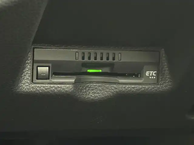 トヨタ ヤリスクロス Z 茨城県 2022(令4)年 1.9万km ブラックマイカ トヨタセーフティセンス/　　・プリクラッシュセーフティ/　　・レーントレーシングアシスト/　　・レーンディバーチャーアラート/　　・レーダークルーズコントロール/　　・オートマチックハイビーム/　　・ロードサインアシスト/パーキングセンサーシステム/純正8インチディスプレイオーディオ/　　・Bluetooth対応/パノラミックビューモニター/ビルトインETC/ステアリングヒーター/ハーフレザーシート/シートヒーター/純正18インチアルミホイール/純正LEDヘッドライト