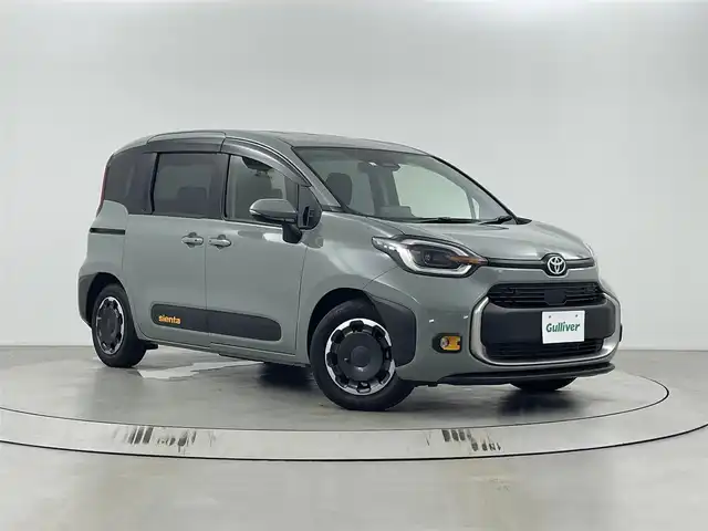 トヨタ シエンタ ハイブリッド Z 埼玉県 2023(令5)年 0.5万km アーバンカーキ ・純正10.5インチディスプレイオーディオ/・コネクティッドナビ対応/（フルセグTV/USB入力/AM/FM/ミラキャスト）/・バックカメラ/・両側ハンズフリーパワースライドドア /・純正前後ドライブレコーダー/・トヨタセーフティセンス/・レーダークルーズコントロール/・レーントレーシングアシスト/・アダプティブハイビーム/・天井サーキュレーター/・後席サンシェード/・後席USB充電端子/・ビルトインETC2.0
