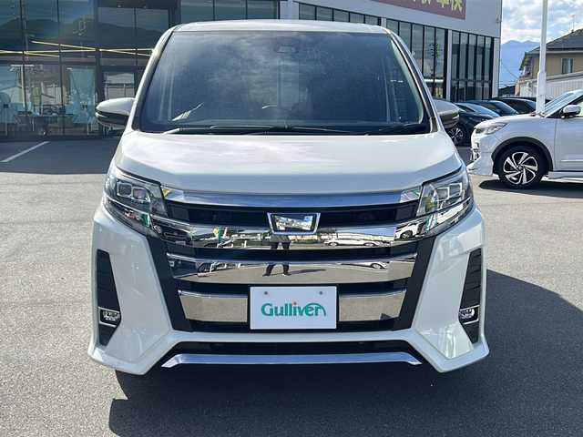 トヨタ ノア Si ダブルバイビー 長野県 2018(平30)年 5.7万km ラグジュアリーホワイトパールクリスタルシャインガラスフレーク トヨタセーフティセンス/純正9インチナビ（NSZT-Y66T）/FM・AM・DVD・CD・フルセグテレビ/Bluetooth Audio/バックカメラ/純正16インチアルミホイール/両側パワースライドドア/クルーズコントロール/ハーフレザーシート/革巻きステアリング/LEDヘッドライト/オートハイビーム/オートライト/ドアバイザー/純正フロアマット/プッシュスタート/スマートキー/スペアキー/ETC2.0
