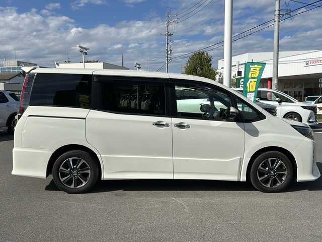 トヨタ ノア Si ダブルバイビー 長野県 2018(平30)年 5.7万km ラグジュアリーホワイトパールクリスタルシャインガラスフレーク トヨタセーフティセンス/純正9インチナビ（NSZT-Y66T）/FM・AM・DVD・CD・フルセグテレビ/Bluetooth Audio/バックカメラ/純正16インチアルミホイール/両側パワースライドドア/クルーズコントロール/ハーフレザーシート/革巻きステアリング/LEDヘッドライト/オートハイビーム/オートライト/ドアバイザー/純正フロアマット/プッシュスタート/スマートキー/スペアキー/ETC2.0