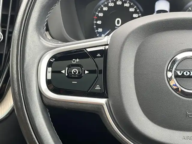 ボルボ ＸＣ６０ D4 AWD インスクリプション 静岡県 2020(令2)年 4.9万km 黒 パノラマサンルーフ /茶革シート/ヘッドアップディスプレイ/BLIS/純正ナビ/(AppleCarPlay/Bluetooth/iPad/フルセグ)/360°カメラ/アダブティブクルーズコントロール/レーンキープアシスト/メモリー付パワーシート/全席シートヒーター/ETC/ドライブレコーダー/保証書/取扱説明書