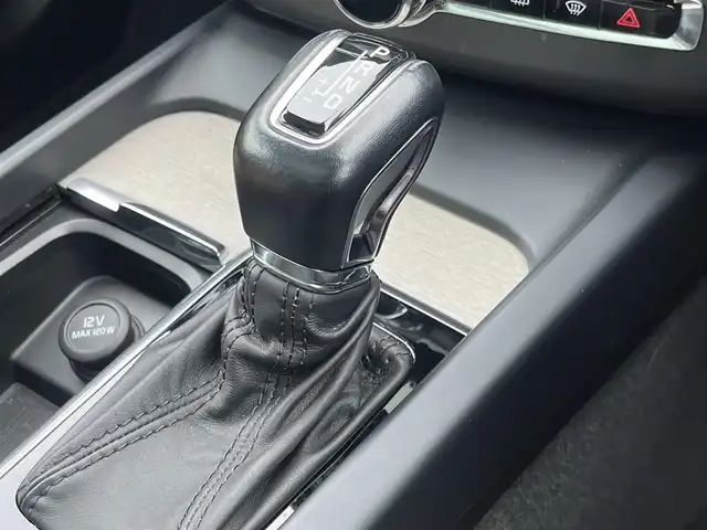 ボルボ ＸＣ６０ D4 AWD インスクリプション 静岡県 2020(令2)年 4.9万km 黒 パノラマサンルーフ /茶革シート/ヘッドアップディスプレイ/BLIS/純正ナビ/(AppleCarPlay/Bluetooth/iPad/フルセグ)/360°カメラ/アダブティブクルーズコントロール/レーンキープアシスト/メモリー付パワーシート/全席シートヒーター/ETC/ドライブレコーダー/保証書/取扱説明書