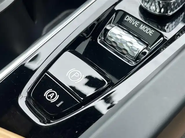 ボルボ ＸＣ６０ D4 AWD インスクリプション 静岡県 2020(令2)年 4.9万km 黒 パノラマサンルーフ /茶革シート/ヘッドアップディスプレイ/BLIS/純正ナビ/(AppleCarPlay/Bluetooth/iPad/フルセグ)/360°カメラ/アダブティブクルーズコントロール/レーンキープアシスト/メモリー付パワーシート/全席シートヒーター/ETC/ドライブレコーダー/保証書/取扱説明書