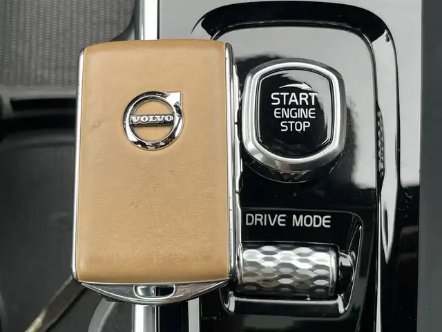 ボルボ ＸＣ６０ D4 AWD インスクリプション 静岡県 2020(令2)年 4.9万km 黒 パノラマサンルーフ /茶革シート/ヘッドアップディスプレイ/BLIS/純正ナビ/(AppleCarPlay/Bluetooth/iPad/フルセグ)/360°カメラ/アダブティブクルーズコントロール/レーンキープアシスト/メモリー付パワーシート/全席シートヒーター/ETC/ドライブレコーダー/保証書/取扱説明書