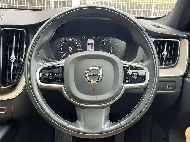 ボルボ ＸＣ６０ D4 AWD インスクリプション 静岡県 2020(令2)年 4.9万km 黒 パノラマサンルーフ /茶革シート/ヘッドアップディスプレイ/BLIS/純正ナビ/(AppleCarPlay/Bluetooth/iPad/フルセグ)/360°カメラ/アダブティブクルーズコントロール/レーンキープアシスト/メモリー付パワーシート/全席シートヒーター/ETC/ドライブレコーダー/保証書/取扱説明書