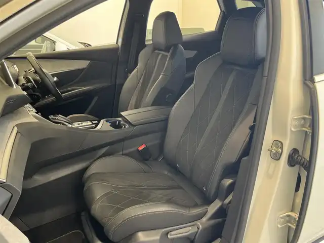 プジョー ３００８ GT ブルー HDi 岐阜県 2018(平30)年 3.2万km パール 8インチタッチスクリーン/　FM・AMラジオ/　USB/　Bluetooth/アクティブセーフティブレーキ/ブレーキアシスト/ワイドバックアイカメラ/レーンキープアシスト/アクティブクルーズコントロール/フルLEDヘッドライト/インテリジェントハイビーム/ルーフレール/デジタルヘッドアップインストルメントパネル/6エアバッグ　フロント　フロント　サイド　カーテン/アンチロックブレーキシステム/エレクトロニックスタビリティコントロール