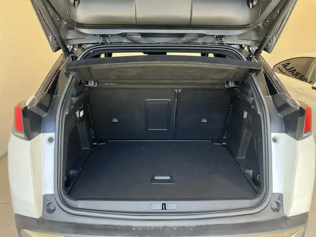 プジョー ３００８ GT ブルー HDi 岐阜県 2018(平30)年 3.2万km パール 8インチタッチスクリーン/　FM・AMラジオ/　USB/　Bluetooth/アクティブセーフティブレーキ/ブレーキアシスト/ワイドバックアイカメラ/レーンキープアシスト/アクティブクルーズコントロール/フルLEDヘッドライト/インテリジェントハイビーム/ルーフレール/デジタルヘッドアップインストルメントパネル/6エアバッグ　フロント　フロント　サイド　カーテン/アンチロックブレーキシステム/エレクトロニックスタビリティコントロール