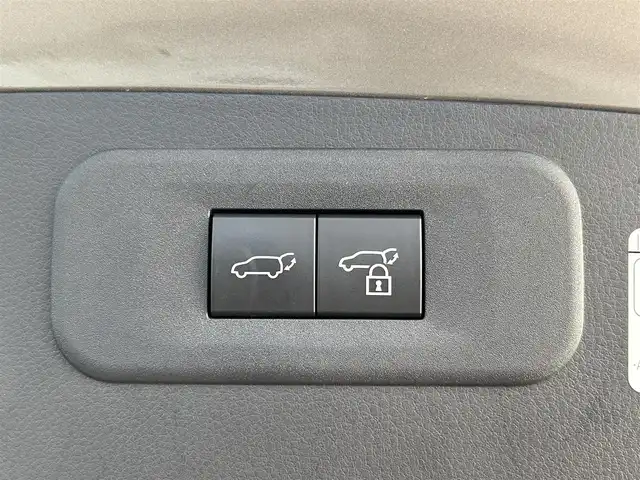 レクサス ＮＸ 350h バージョンL 千葉県 2023(令5)年 2万km ソニックチタニウム 登録時走行距離：19558km/禁煙車/パノラマサンルーフ　/全方位カメラ　/ビルトインＥＴＣ2.0　/ＬＥＸＵＳチームメイト　/ヘッドアップディスプレイ　/LEXUSセーフティセンス/レーダークルーズコントロール　　/ブラインドスポットモニター　/シートベンチレーション＆ヒーター/黒本革シート/電子インナーミラー/純正14型ディスプレイオーディオplus/CD＆DVDデッキ/Bluetooth＆フルセグTV＆AM＆FM/3眼LEDヘッドアップディスプレイ/前席パワーシート（運転席メモリー付き）/電動バックドア/アイドリングストップ/ウィンカーミラー/プッシュスタート/パドルシフト