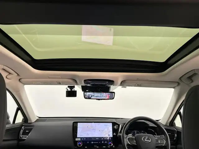 レクサス ＮＸ 350h バージョンL 千葉県 2023(令5)年 2万km ソニックチタニウム 登録時走行距離：19558km/禁煙車/パノラマサンルーフ　/全方位カメラ　/ビルトインＥＴＣ2.0　/ＬＥＸＵＳチームメイト　/ヘッドアップディスプレイ　/LEXUSセーフティセンス/レーダークルーズコントロール　　/ブラインドスポットモニター　/シートベンチレーション＆ヒーター/黒本革シート/電子インナーミラー/純正14型ディスプレイオーディオplus/CD＆DVDデッキ/Bluetooth＆フルセグTV＆AM＆FM/3眼LEDヘッドアップディスプレイ/前席パワーシート（運転席メモリー付き）/電動バックドア/アイドリングストップ/ウィンカーミラー/プッシュスタート/パドルシフト