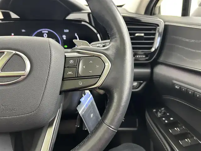 レクサス ＮＸ 350h バージョンL 千葉県 2023(令5)年 2万km ソニックチタニウム 登録時走行距離：19558km/禁煙車/パノラマサンルーフ　/全方位カメラ　/ビルトインＥＴＣ2.0　/ＬＥＸＵＳチームメイト　/ヘッドアップディスプレイ　/LEXUSセーフティセンス/レーダークルーズコントロール　　/ブラインドスポットモニター　/シートベンチレーション＆ヒーター/黒本革シート/電子インナーミラー/純正14型ディスプレイオーディオplus/CD＆DVDデッキ/Bluetooth＆フルセグTV＆AM＆FM/3眼LEDヘッドアップディスプレイ/前席パワーシート（運転席メモリー付き）/電動バックドア/アイドリングストップ/ウィンカーミラー/プッシュスタート/パドルシフト