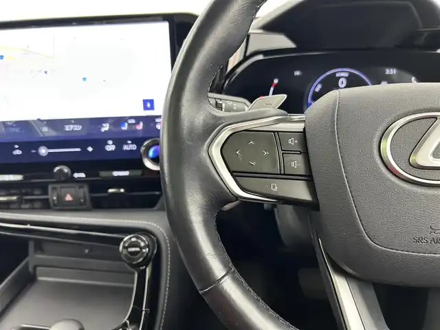 レクサス ＮＸ 350h バージョンL 千葉県 2023(令5)年 2万km ソニックチタニウム 登録時走行距離：19558km/禁煙車/パノラマサンルーフ　/全方位カメラ　/ビルトインＥＴＣ2.0　/ＬＥＸＵＳチームメイト　/ヘッドアップディスプレイ　/LEXUSセーフティセンス/レーダークルーズコントロール　　/ブラインドスポットモニター　/シートベンチレーション＆ヒーター/黒本革シート/電子インナーミラー/純正14型ディスプレイオーディオplus/CD＆DVDデッキ/Bluetooth＆フルセグTV＆AM＆FM/3眼LEDヘッドアップディスプレイ/前席パワーシート（運転席メモリー付き）/電動バックドア/アイドリングストップ/ウィンカーミラー/プッシュスタート/パドルシフト