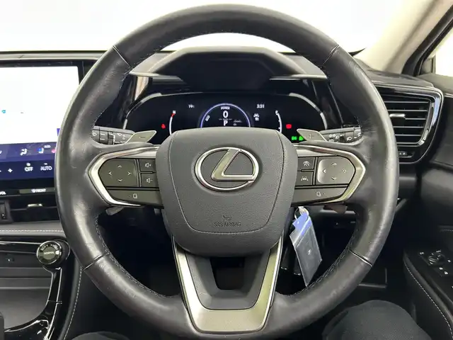 レクサス ＮＸ 350h バージョンL 千葉県 2023(令5)年 2万km ソニックチタニウム 登録時走行距離：19558km/禁煙車/パノラマサンルーフ　/全方位カメラ　/ビルトインＥＴＣ2.0　/ＬＥＸＵＳチームメイト　/ヘッドアップディスプレイ　/LEXUSセーフティセンス/レーダークルーズコントロール　　/ブラインドスポットモニター　/シートベンチレーション＆ヒーター/黒本革シート/電子インナーミラー/純正14型ディスプレイオーディオplus/CD＆DVDデッキ/Bluetooth＆フルセグTV＆AM＆FM/3眼LEDヘッドアップディスプレイ/前席パワーシート（運転席メモリー付き）/電動バックドア/アイドリングストップ/ウィンカーミラー/プッシュスタート/パドルシフト