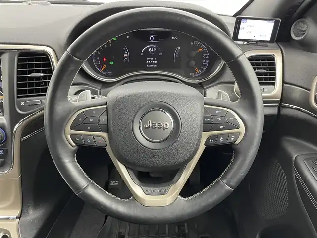 クライスラー・ジープ ジープ グランドチェロキー LTD 富山県 2018(平30)年 8.4万km パール 4WD/純正ナビ（AM/FM/CD/DVD/AUX/USB/SD/BT）/フルセグTV/バックカメラ/アダプティブパークセンス/パークセンス/パークアシスト/アダプティブクルーズコントロール/ブラインドスポットモニター/ヒルスタートアシスト/コーナーセンサー前後/ドライブレコーダー前後/ETC/レーダー探知機/パドルシフト/レザーシート/D席メモリ付きシート/前席パワーシート/全席シートヒーター/ステアリングヒーター/サイドミラーヒーター/社外18インチAW/HIDヘッドライト/オートライト/プッシュスタート/アイドリングストップ