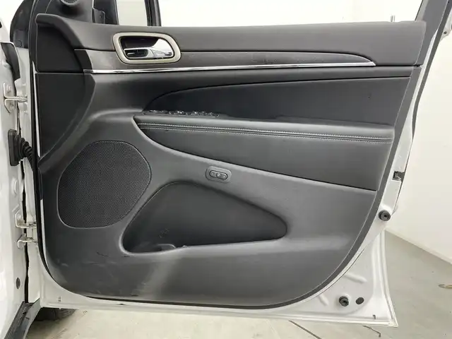 クライスラー・ジープ ジープ グランドチェロキー LTD 富山県 2018(平30)年 8.4万km パール 4WD/純正ナビ（AM/FM/CD/DVD/AUX/USB/SD/BT）/フルセグTV/バックカメラ/アダプティブパークセンス/パークセンス/パークアシスト/アダプティブクルーズコントロール/ブラインドスポットモニター/ヒルスタートアシスト/コーナーセンサー前後/ドライブレコーダー前後/ETC/レーダー探知機/パドルシフト/レザーシート/D席メモリ付きシート/前席パワーシート/全席シートヒーター/ステアリングヒーター/サイドミラーヒーター/社外18インチAW/HIDヘッドライト/オートライト/プッシュスタート/アイドリングストップ
