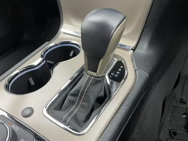 クライスラー・ジープ ジープ グランドチェロキー LTD 富山県 2018(平30)年 8.4万km パール 4WD/純正ナビ（AM/FM/CD/DVD/AUX/USB/SD/BT）/フルセグTV/バックカメラ/アダプティブパークセンス/パークセンス/パークアシスト/アダプティブクルーズコントロール/ブラインドスポットモニター/ヒルスタートアシスト/コーナーセンサー前後/ドライブレコーダー前後/ETC/レーダー探知機/パドルシフト/レザーシート/D席メモリ付きシート/前席パワーシート/全席シートヒーター/ステアリングヒーター/サイドミラーヒーター/社外18インチAW/HIDヘッドライト/オートライト/プッシュスタート/アイドリングストップ