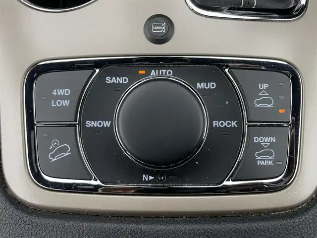 クライスラー・ジープ ジープ グランドチェロキー LTD 富山県 2018(平30)年 8.4万km パール 4WD/純正ナビ（AM/FM/CD/DVD/AUX/USB/SD/BT）/フルセグTV/バックカメラ/アダプティブパークセンス/パークセンス/パークアシスト/アダプティブクルーズコントロール/ブラインドスポットモニター/ヒルスタートアシスト/コーナーセンサー前後/ドライブレコーダー前後/ETC/レーダー探知機/パドルシフト/レザーシート/D席メモリ付きシート/前席パワーシート/全席シートヒーター/ステアリングヒーター/サイドミラーヒーター/社外18インチAW/HIDヘッドライト/オートライト/プッシュスタート/アイドリングストップ