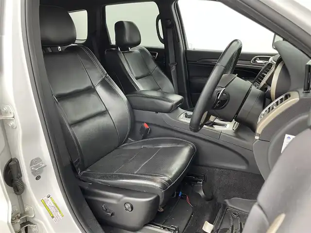 クライスラー・ジープ ジープ グランドチェロキー LTD 富山県 2018(平30)年 8.4万km パール 4WD/純正ナビ（AM/FM/CD/DVD/AUX/USB/SD/BT）/フルセグTV/バックカメラ/アダプティブパークセンス/パークセンス/パークアシスト/アダプティブクルーズコントロール/ブラインドスポットモニター/ヒルスタートアシスト/コーナーセンサー前後/ドライブレコーダー前後/ETC/レーダー探知機/パドルシフト/レザーシート/D席メモリ付きシート/前席パワーシート/全席シートヒーター/ステアリングヒーター/サイドミラーヒーター/社外18インチAW/HIDヘッドライト/オートライト/プッシュスタート/アイドリングストップ