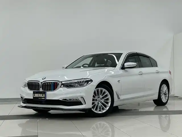ＢＭＷ ５２３ｄ ラグジュアリー 岡山県 2018(平30)年 2.7万km ミネラルホワイト レザーシート（ブラック）/純正iDriveナビ/360°カメラ/PDC/パーキングアシスト/Bluetooth/USB/フルセグTV/BMWアシスタンス/SOSコール/シートヒーター/パワーシート/ACC/歩行者警告/衝突警告/車線逸脱警告/車線変更警告/側面衝突警告/ステアリングサポート/ブレーキAH/ミラー一体型ETC/アンビエントライト/アダプティブLEDライト/ドアバイザー/保証書/取扱説明書