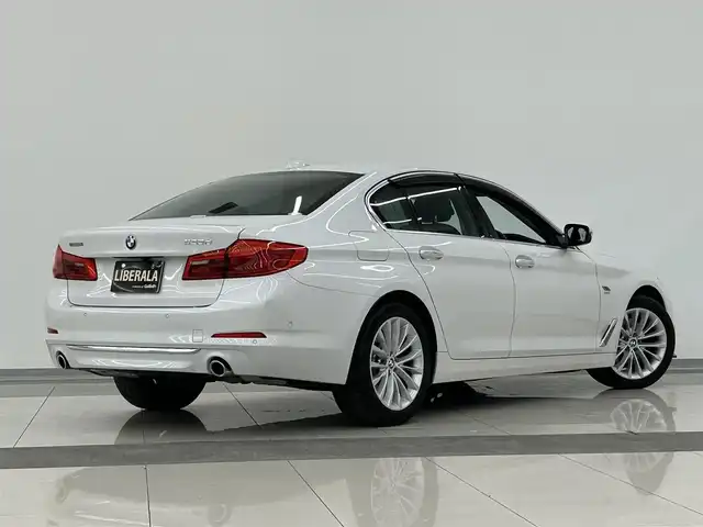 ＢＭＷ ５２３ｄ ラグジュアリー 岡山県 2018(平30)年 2.7万km ミネラルホワイト レザーシート（ブラック）/純正iDriveナビ/360°カメラ/PDC/パーキングアシスト/Bluetooth/USB/フルセグTV/BMWアシスタンス/SOSコール/シートヒーター/パワーシート/ACC/歩行者警告/衝突警告/車線逸脱警告/車線変更警告/側面衝突警告/ステアリングサポート/ブレーキAH/ミラー一体型ETC/アンビエントライト/アダプティブLEDライト/ドアバイザー/保証書/取扱説明書