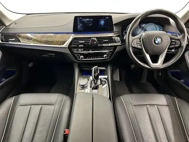ＢＭＷ ５２３ｄ ラグジュアリー 岡山県 2018(平30)年 2.7万km ミネラルホワイト レザーシート（ブラック）/純正iDriveナビ/360°カメラ/PDC/パーキングアシスト/Bluetooth/USB/フルセグTV/BMWアシスタンス/SOSコール/シートヒーター/パワーシート/ACC/歩行者警告/衝突警告/車線逸脱警告/車線変更警告/側面衝突警告/ステアリングサポート/ブレーキAH/ミラー一体型ETC/アンビエントライト/アダプティブLEDライト/ドアバイザー/保証書/取扱説明書