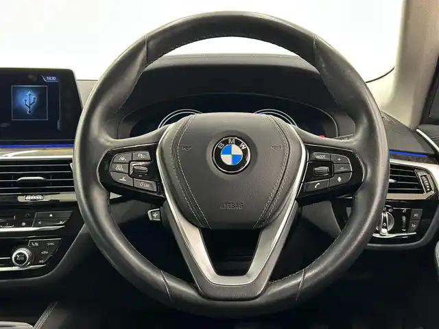 ＢＭＷ ５２３ｄ ラグジュアリー 岡山県 2018(平30)年 2.7万km ミネラルホワイト レザーシート（ブラック）/純正iDriveナビ/360°カメラ/PDC/パーキングアシスト/Bluetooth/USB/フルセグTV/BMWアシスタンス/SOSコール/シートヒーター/パワーシート/ACC/歩行者警告/衝突警告/車線逸脱警告/車線変更警告/側面衝突警告/ステアリングサポート/ブレーキAH/ミラー一体型ETC/アンビエントライト/アダプティブLEDライト/ドアバイザー/保証書/取扱説明書