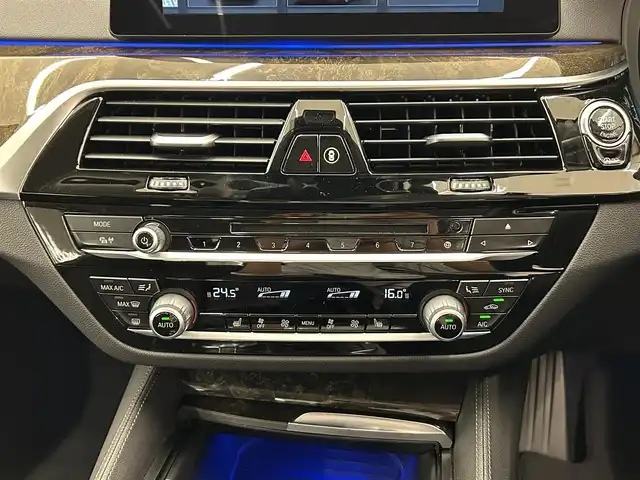 ＢＭＷ ５２３ｄ ラグジュアリー 岡山県 2018(平30)年 2.7万km ミネラルホワイト レザーシート（ブラック）/純正iDriveナビ/360°カメラ/PDC/パーキングアシスト/Bluetooth/USB/フルセグTV/BMWアシスタンス/SOSコール/シートヒーター/パワーシート/ACC/歩行者警告/衝突警告/車線逸脱警告/車線変更警告/側面衝突警告/ステアリングサポート/ブレーキAH/ミラー一体型ETC/アンビエントライト/アダプティブLEDライト/ドアバイザー/保証書/取扱説明書