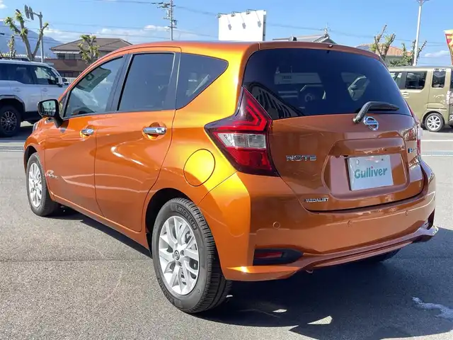 日産 ノート e－パワー メダリスト 愛媛県 2016(平28)年 3.7万km プレミアムコロナオレンジ エマージェンシーブレーキ/車線逸脱警報/純正ナビ（Bluetooth/フルセグTV/DVD再生）/アラウンドビューモニター/ハーフレザー/ETC/前方ドライブレコーダー/純正アルミホイール/純正フロアマット/前後コーナーセンサー/LEDヘッドライト/衝突被害軽減システム/横滑り防止装置