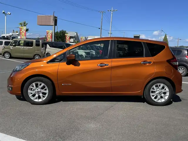 日産 ノート e－パワー メダリスト 愛媛県 2016(平28)年 3.7万km プレミアムコロナオレンジ エマージェンシーブレーキ/車線逸脱警報/純正ナビ（Bluetooth/フルセグTV/DVD再生）/アラウンドビューモニター/ハーフレザー/ETC/前方ドライブレコーダー/純正アルミホイール/純正フロアマット/前後コーナーセンサー/LEDヘッドライト/衝突被害軽減システム/横滑り防止装置