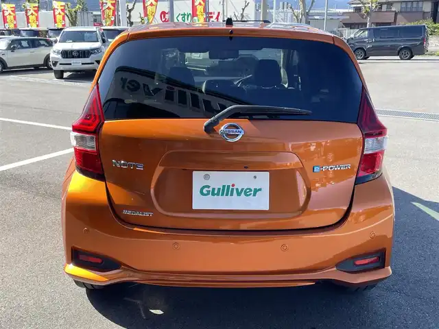 日産 ノート e－パワー メダリスト 愛媛県 2016(平28)年 3.7万km プレミアムコロナオレンジ エマージェンシーブレーキ/車線逸脱警報/純正ナビ（Bluetooth/フルセグTV/DVD再生）/アラウンドビューモニター/ハーフレザー/ETC/前方ドライブレコーダー/純正アルミホイール/純正フロアマット/前後コーナーセンサー/LEDヘッドライト/衝突被害軽減システム/横滑り防止装置