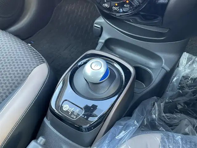 日産 ノート e－パワー メダリスト 愛媛県 2016(平28)年 3.7万km プレミアムコロナオレンジ エマージェンシーブレーキ/車線逸脱警報/純正ナビ（Bluetooth/フルセグTV/DVD再生）/アラウンドビューモニター/ハーフレザー/ETC/前方ドライブレコーダー/純正アルミホイール/純正フロアマット/前後コーナーセンサー/LEDヘッドライト/衝突被害軽減システム/横滑り防止装置