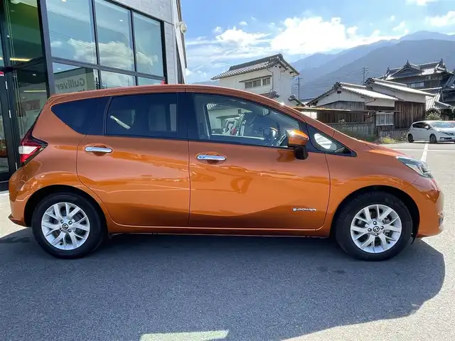 日産 ノート e－パワー メダリスト 愛媛県 2016(平28)年 3.7万km プレミアムコロナオレンジ エマージェンシーブレーキ/車線逸脱警報/純正ナビ（Bluetooth/フルセグTV/DVD再生）/アラウンドビューモニター/ハーフレザー/ETC/前方ドライブレコーダー/純正アルミホイール/純正フロアマット/前後コーナーセンサー/LEDヘッドライト/衝突被害軽減システム/横滑り防止装置