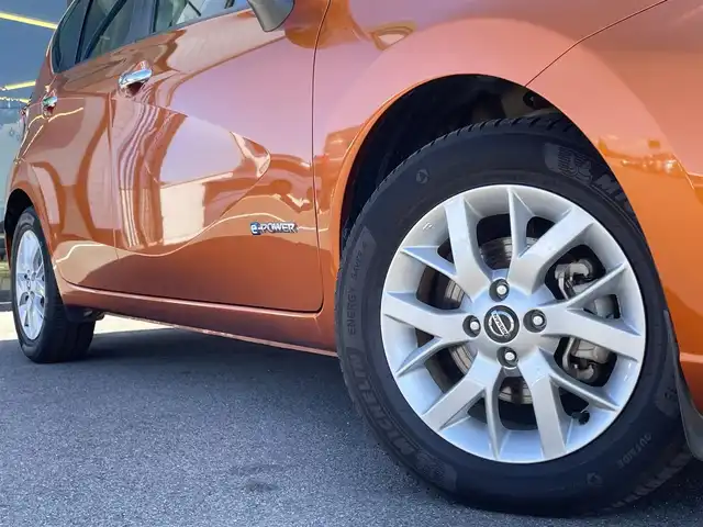 日産 ノート e－パワー メダリスト 愛媛県 2016(平28)年 3.7万km プレミアムコロナオレンジ エマージェンシーブレーキ/車線逸脱警報/純正ナビ（Bluetooth/フルセグTV/DVD再生）/アラウンドビューモニター/ハーフレザー/ETC/前方ドライブレコーダー/純正アルミホイール/純正フロアマット/前後コーナーセンサー/LEDヘッドライト/衝突被害軽減システム/横滑り防止装置