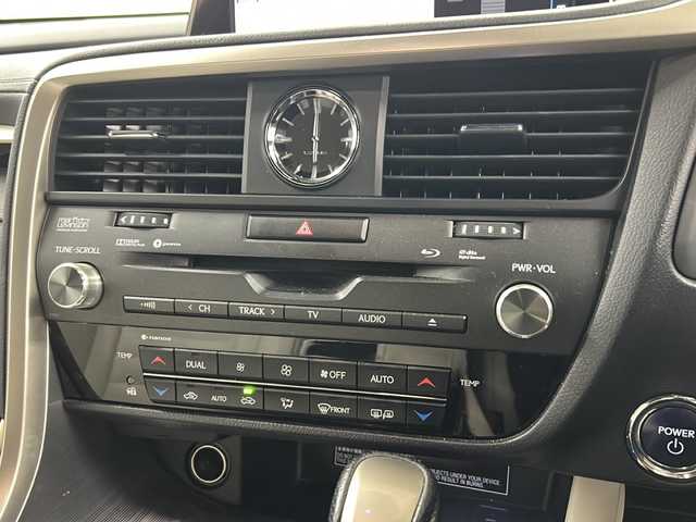 レクサス ＲＸ 450h Fスポーツ 長崎県 2019(平31)年 5.3万km グラファイトブラックガラスフレーク パノラマルーフ/マークレビンソンプレミアムサウンド/レクサスセーフティ/・プリクラッシュセーフティ/・ブラインドスポットモニター/・レーンキープアシスト/純正12.3型ナビ/・フルセグ/DVD/Bluetooth/Bluーray/パノラミックビューモニター/ホワイトレザーシート/前席パワーシート（運転席メモリ付）/前席エアーシート/全席シートヒーター/三眼LEDヘッドライト/クルーズコントロール/ヘッドアップディスプレイ/ハンドルヒーター/純正20インチアルミ/置くだけ充電/パドルシフト/ステアリングリモコン/100V電源/コーナーセンサー/プッシュスタート/スマートキー/電子制御パーキング/オートホールド