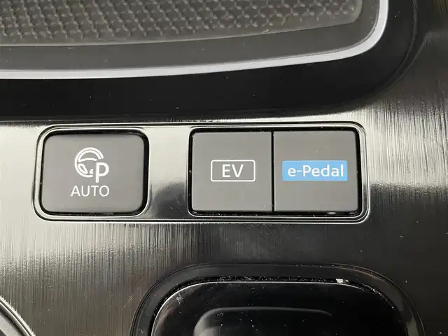 日産 エクストレイル X e－4ORCE 群馬県 2023(令5)年 2.3万km ブリリアントホワイトパール 禁煙車　純正ナビ　全方位カメラ　フルセグ　アダクティブクルーズコントロール　レーンキープアシスト　デジタルインナーミラー　オートマチックハイビーム　シートヒーター　衝突軽減システム　ETC　ドラレコ