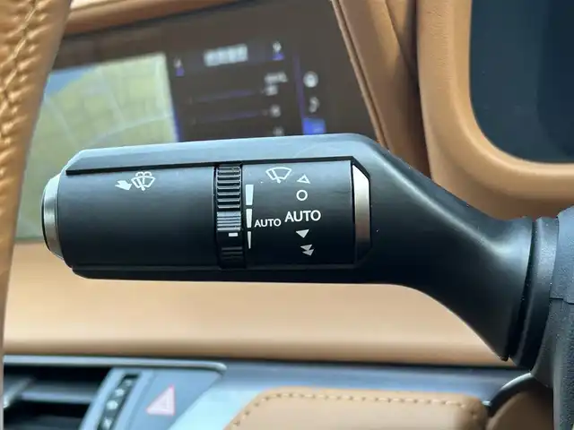 レクサス ＬＣ 500 Sパッケージ 愛媛県 2017(平29)年 5万km ホワイトノーヴァガラスフレーク 登録時走行距離:49019km/純正メーカーOPメモリナビ/AM/FM/CD/DVD/TV/BT/SD/ETC2.0/Bカメラ/前後ドラレコ/パドルシフト/追従クルコン/横滑り防止装置/盗難防止装置/衝突軽減システム/レーンキープアシスト/前後コーナーセンサー/パワーシート/ハーフレザーシート/LEDヘッドライト/オートライト/エンジンスタートボタン/スマートキー/純正アルミホイール/純正フロアマット