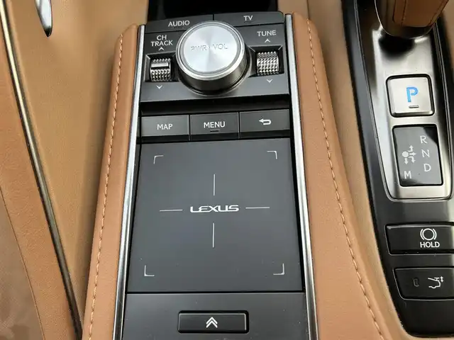 レクサス ＬＣ 500 Sパッケージ 愛媛県 2017(平29)年 5万km ホワイトノーヴァガラスフレーク 登録時走行距離:49019km/純正メーカーOPメモリナビ/AM/FM/CD/DVD/TV/BT/SD/ETC2.0/Bカメラ/前後ドラレコ/パドルシフト/追従クルコン/横滑り防止装置/盗難防止装置/衝突軽減システム/レーンキープアシスト/前後コーナーセンサー/パワーシート/ハーフレザーシート/LEDヘッドライト/オートライト/エンジンスタートボタン/スマートキー/純正アルミホイール/純正フロアマット