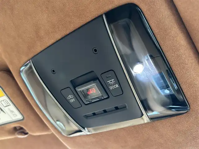 レクサス ＬＣ 500 Sパッケージ 愛媛県 2017(平29)年 5万km ホワイトノーヴァガラスフレーク 登録時走行距離:49019km/純正メーカーOPメモリナビ/AM/FM/CD/DVD/TV/BT/SD/ETC2.0/Bカメラ/前後ドラレコ/パドルシフト/追従クルコン/横滑り防止装置/盗難防止装置/衝突軽減システム/レーンキープアシスト/前後コーナーセンサー/パワーシート/ハーフレザーシート/LEDヘッドライト/オートライト/エンジンスタートボタン/スマートキー/純正アルミホイール/純正フロアマット