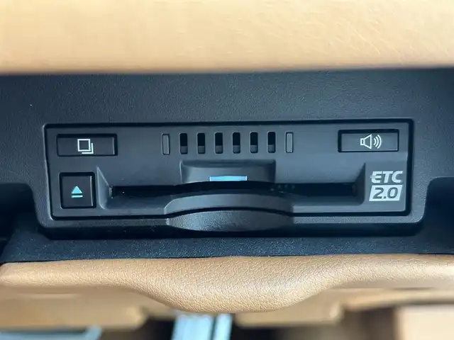 レクサス ＬＣ 500 Sパッケージ 愛媛県 2017(平29)年 5万km ホワイトノーヴァガラスフレーク 登録時走行距離:49019km/純正メーカーOPメモリナビ/AM/FM/CD/DVD/TV/BT/SD/ETC2.0/Bカメラ/前後ドラレコ/パドルシフト/追従クルコン/横滑り防止装置/盗難防止装置/衝突軽減システム/レーンキープアシスト/前後コーナーセンサー/パワーシート/ハーフレザーシート/LEDヘッドライト/オートライト/エンジンスタートボタン/スマートキー/純正アルミホイール/純正フロアマット