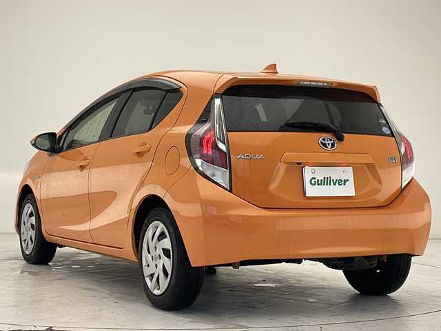 トヨタ アクア S 沖縄県 2015(平27)年 6.9万km オレンジパールクリスタルシャイン 社外ナビ(NSCP-W62)/ワンセグTV/バックカメラ/Bluetooth/バックカメラ/ETC/ステアリングスイッチ/プッシュスタート/シートヒーター/ドライブレコーダー前方/スマートキー/ドアバイザー