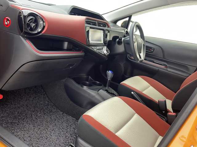 トヨタ アクア S 沖縄県 2015(平27)年 6.9万km オレンジパールクリスタルシャイン 社外ナビ(NSCP-W62)/ワンセグTV/バックカメラ/Bluetooth/バックカメラ/ETC/ステアリングスイッチ/プッシュスタート/シートヒーター/ドライブレコーダー前方/スマートキー/ドアバイザー