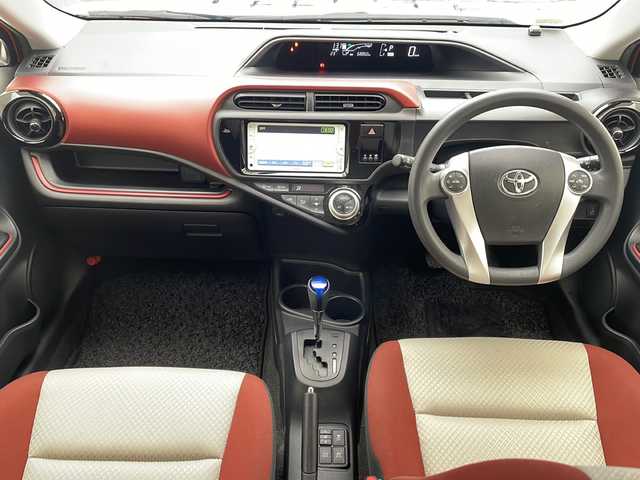トヨタ アクア S 沖縄県 2015(平27)年 6.9万km オレンジパールクリスタルシャイン 社外ナビ(NSCP-W62)/ワンセグTV/バックカメラ/Bluetooth/バックカメラ/ETC/ステアリングスイッチ/プッシュスタート/シートヒーター/ドライブレコーダー前方/スマートキー/ドアバイザー