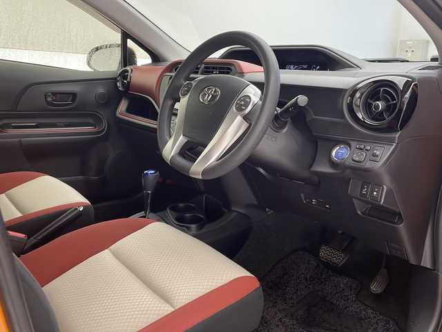 トヨタ アクア S 沖縄県 2015(平27)年 6.9万km オレンジパールクリスタルシャイン 社外ナビ(NSCP-W62)/ワンセグTV/バックカメラ/Bluetooth/バックカメラ/ETC/ステアリングスイッチ/プッシュスタート/シートヒーター/ドライブレコーダー前方/スマートキー/ドアバイザー