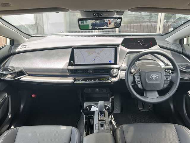 トヨタ プリウス Z 静岡県 2023(令5)年 2.3万km プラチナホワイトパールマイカ トヨタセーフティセンス/・プリクラッシュセーフティ/・レーダークルーズコントロール/・パーキングアシスト/・RCTA/・レーンキープアシスト/・クリアランスソナー/純正ディスプレイオーディオ/・フルセグTV/・Bluetooth/ラジオ/ミラーキャスト/主要装備/・全方位カメラ/・ヒートヒーター/・ベンチレーション/・レザーシート/・デジタルインナーミラー/・パワーバックドア/・AC100V/・ビルトインETC 2.0/・オートライト/・ステアリングスイッチ/・パワーシート/・プッシュスタート/・スマートキー