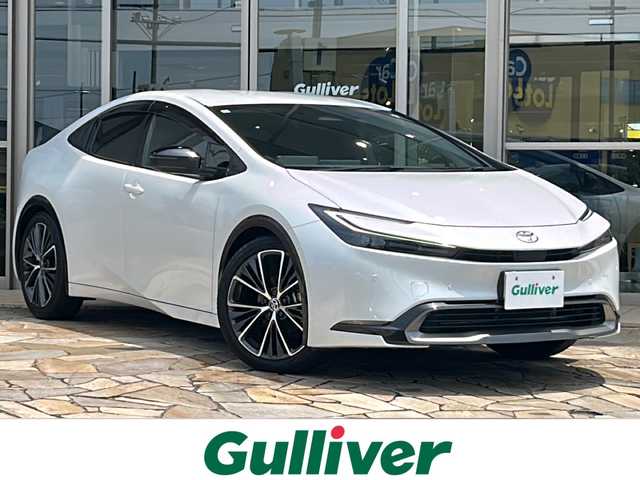 トヨタ プリウス Z 静岡県 2023(令5)年 2.3万km プラチナホワイトパールマイカ トヨタセーフティセンス/・プリクラッシュセーフティ/・レーダークルーズコントロール/・パーキングアシスト/・RCTA/・レーンキープアシスト/・クリアランスソナー/純正ディスプレイオーディオ/・フルセグTV/・Bluetooth/ラジオ/ミラーキャスト/主要装備/・全方位カメラ/・ヒートヒーター/・ベンチレーション/・レザーシート/・デジタルインナーミラー/・パワーバックドア/・AC100V/・ビルトインETC 2.0/・オートライト/・ステアリングスイッチ/・パワーシート/・プッシュスタート/・スマートキー