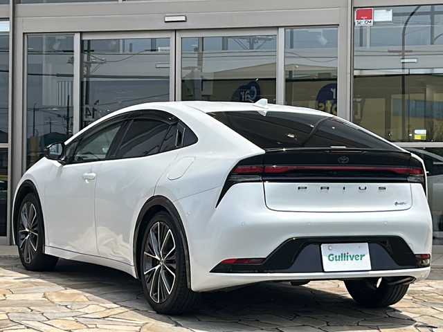 トヨタ プリウス Z 静岡県 2023(令5)年 2.3万km プラチナホワイトパールマイカ トヨタセーフティセンス/・プリクラッシュセーフティ/・レーダークルーズコントロール/・パーキングアシスト/・RCTA/・レーンキープアシスト/・クリアランスソナー/純正ディスプレイオーディオ/・フルセグTV/・Bluetooth/ラジオ/ミラーキャスト/主要装備/・全方位カメラ/・ヒートヒーター/・ベンチレーション/・レザーシート/・デジタルインナーミラー/・パワーバックドア/・AC100V/・ビルトインETC 2.0/・オートライト/・ステアリングスイッチ/・パワーシート/・プッシュスタート/・スマートキー