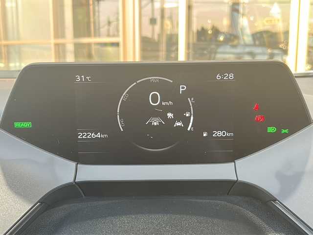 トヨタ プリウス Z 静岡県 2023(令5)年 2.3万km プラチナホワイトパールマイカ トヨタセーフティセンス/・プリクラッシュセーフティ/・レーダークルーズコントロール/・パーキングアシスト/・RCTA/・レーンキープアシスト/・クリアランスソナー/純正ディスプレイオーディオ/・フルセグTV/・Bluetooth/ラジオ/ミラーキャスト/主要装備/・全方位カメラ/・ヒートヒーター/・ベンチレーション/・レザーシート/・デジタルインナーミラー/・パワーバックドア/・AC100V/・ビルトインETC 2.0/・オートライト/・ステアリングスイッチ/・パワーシート/・プッシュスタート/・スマートキー